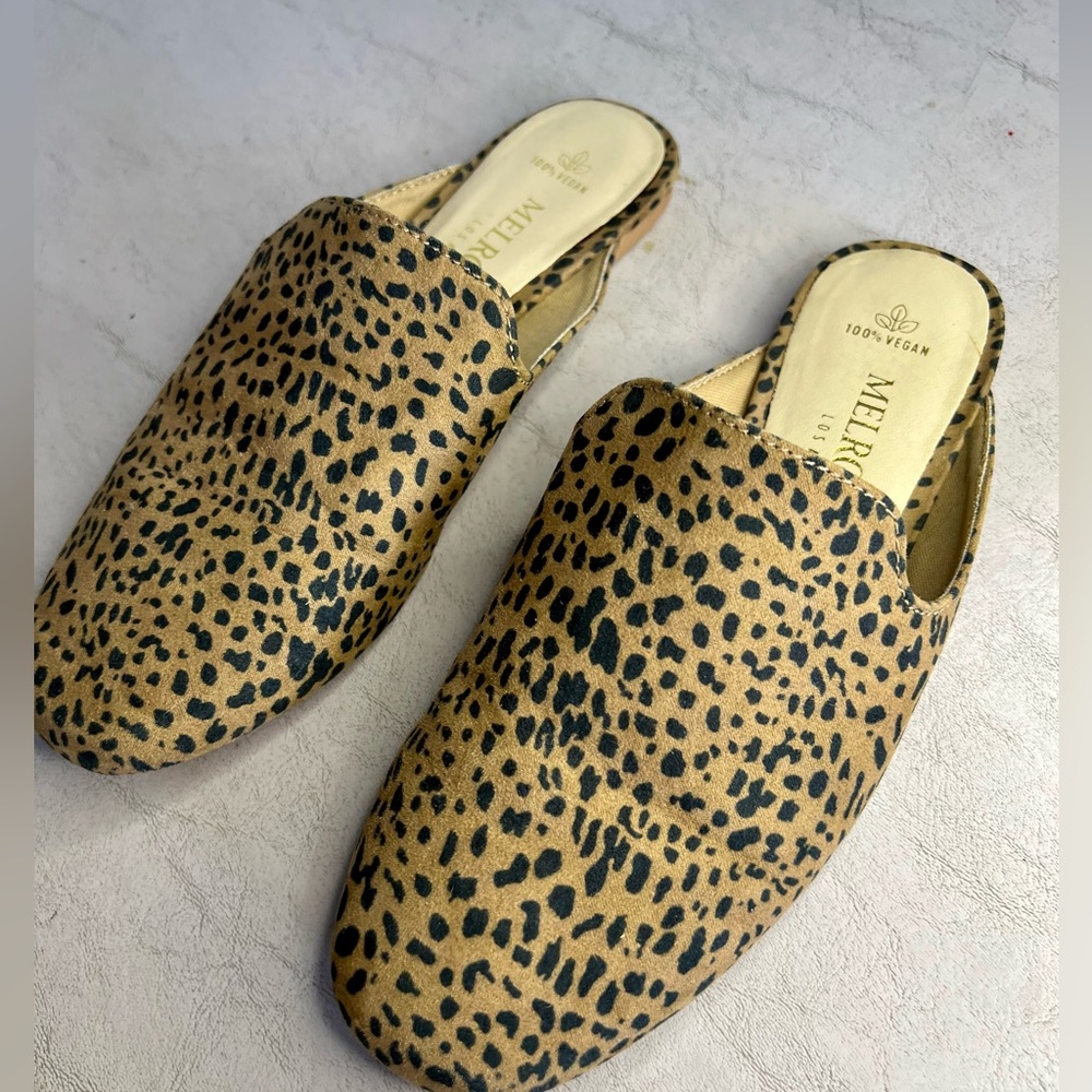 Melrose Avenue Leopard Print Mules (Size 5 1/2)‎